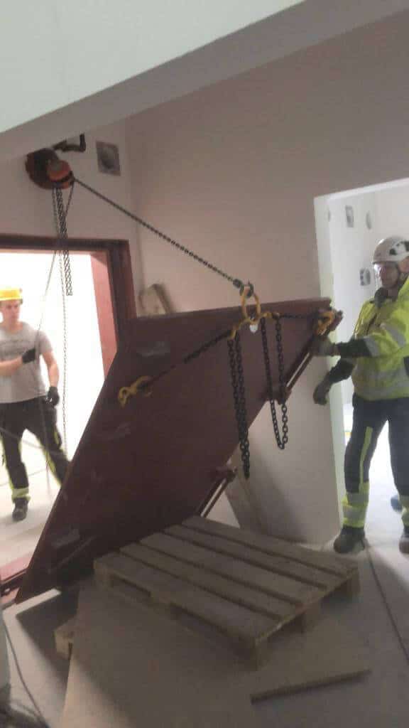 Väestönsuojan ovilevyn vaihto. Insinööritoimisto Yrttiaho Ky, Oulu.